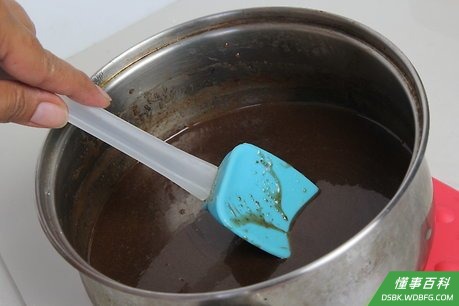 Step 3 用一个勺子搅拌糖霜。