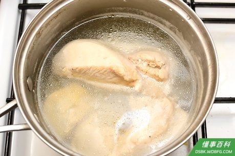 Step 1 小火把鸡肉煮烂，煮鸡肉时可以加入盐或用高汤调味。