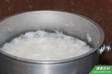 Step 3 将平底锅盖上一个严密的盖。