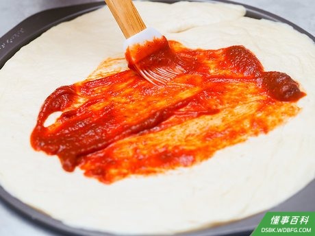 Step 6 把面团揉成一个直径30-40cm大的圆饼，放在一张烘焙纸上。