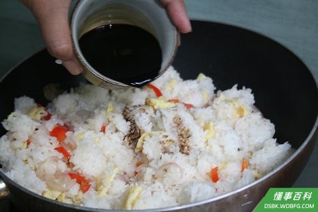 Step 9 放米饭以后,倒大概半杯酱油(取决于你米饭的量),搅拌。