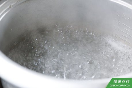 Step 2 使用一个大的煮锅或平底锅。