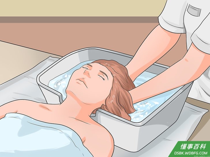 Step 3 给病人洗头。