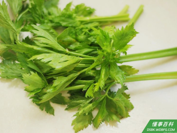 Step 1 挑选芹菜。