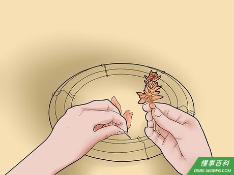 Step 4 把花环集在一起，开始把植物的茎从某一个角度插入花环绳。