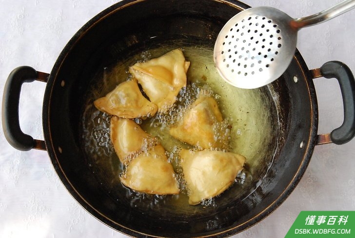 Step 7 炸三角饼。