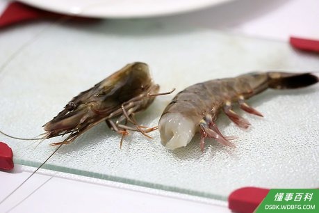 Step 1 虾去皮，抽去背部的黑色虾线。