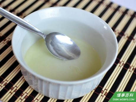 Step 4 30分钟后,将蛋白搅拌直至僵硬,然后混合入面糊中。