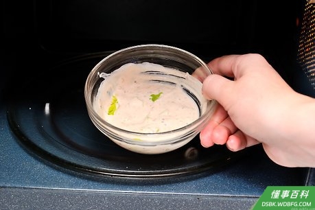 Step 4 放入慢炖锅之前先加热酱汁,这样可以缩短烹饪时间,确保酱汁混合均匀。