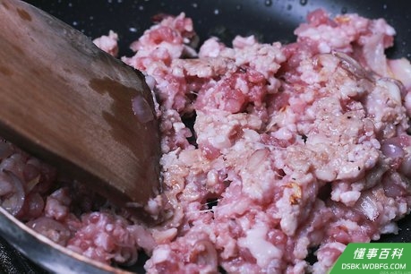 Step 2 加入450克牛肉(最好是牛里脊肉),用中火煎至棕褐色。
