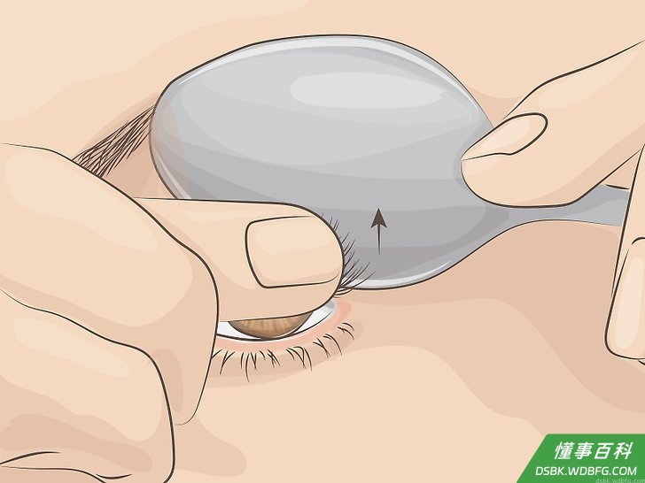 Step 4 轻轻地向上压你的睫毛，保持30秒，此时的勺子还是热的。