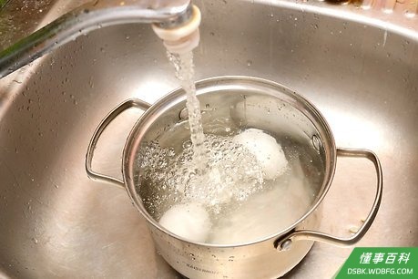 Step 4 一旦煮好鸡蛋，就把鸡蛋放到冷水里，用流动的冷水冲鸡蛋，待冷却后方便剥皮。