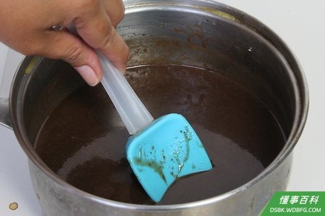 Step 1 把糖，可可粉和牛奶放在一起煮。