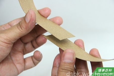 Step 1 切割一条棕色的工作用纸。
