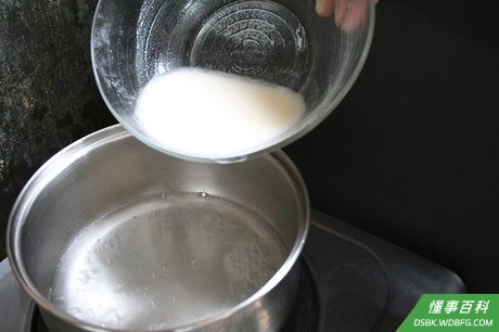 Step 4 当炖锅中的水沸腾，将上步稀薄的混合物倒入沸水中。