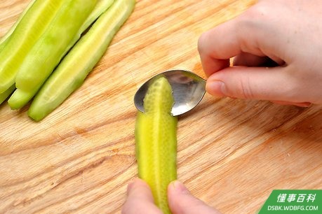 Step 3 用勺子挖去黄瓜上的种子。