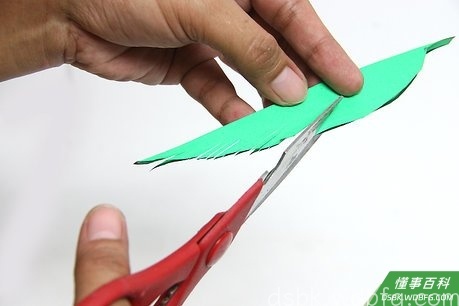 Step 5 如果你喜欢的话，用纸制作羽毛。