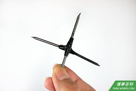Step 5 用钉子做飞镖。