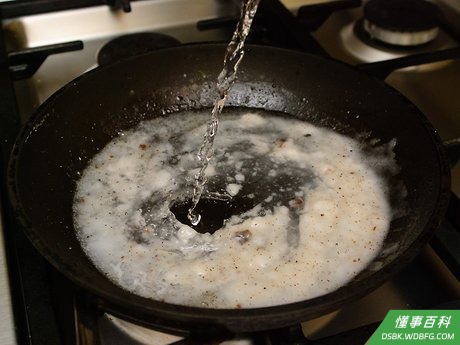 Step 5 倒入水,加入一汤匙番茄酱。