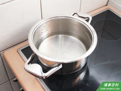 Step 1 锅中装水。