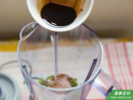 Step 1 将除水以外的食材全部混合起来。