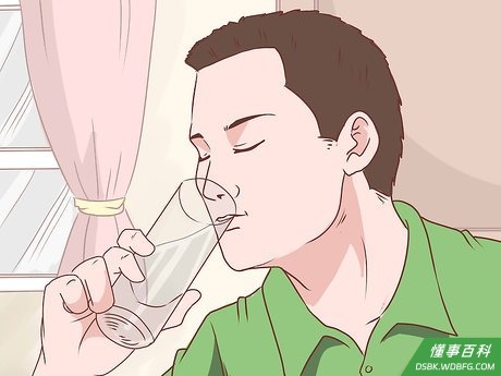 Step 4 直接从杯子中喝水，而不要用吸管吸。