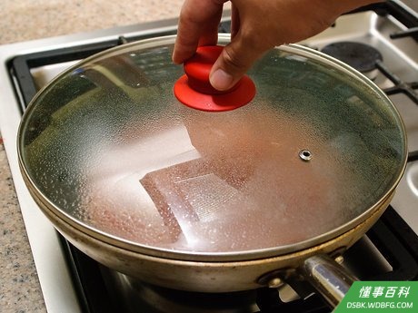 Step 5 盖上锅盖，完成烹饪。