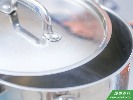 Step 4 用慢炖锅、铸铁炖锅或者其它大锅子炖牛肉。
