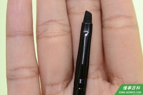 Step 6 用眼线笔或者眼线液来勾勒出下眼睑。