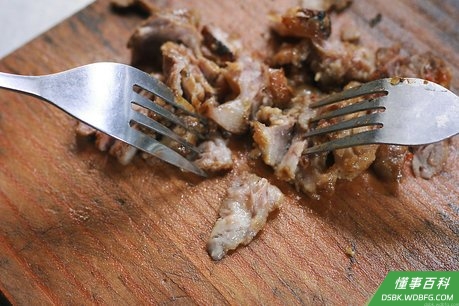 Step 6 从瓷焙盘中取出肉,冷却下来后就可用手撕开或用刀切开。