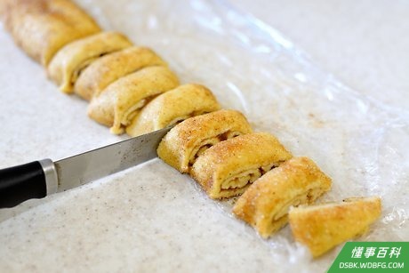 Step 10 把酥皮卷从冰箱里拿出来,切成2厘米宽的小块。