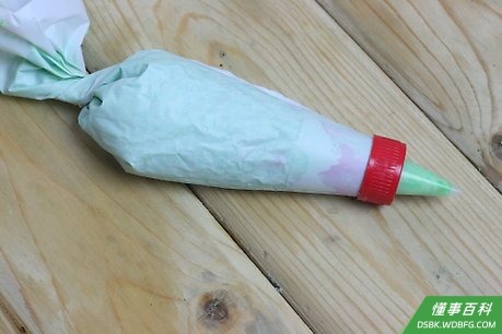 Step 2 把糖霜转移到挤花袋中。