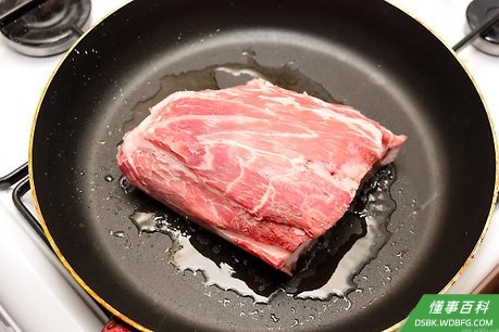 Step 3 放入慢炖锅之前,将肉烹制成褐色。