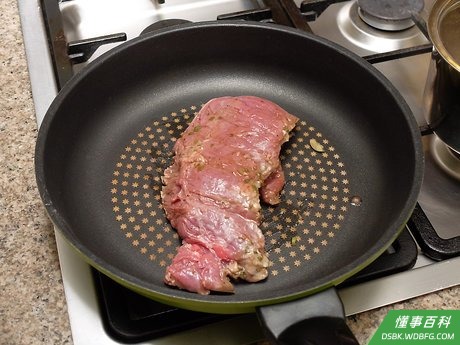 Step 1 用长柄煎锅煎肉。
