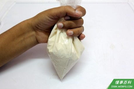 Step 4 把面糊装入保鲜袋，在袋子底部戳一个小孔。