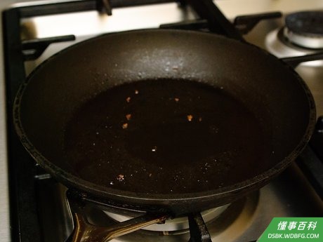 Step 2 把锅放到炉子上,用慢火加热余下的肉汁。