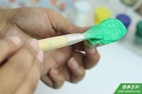 Step 3 将鞋子浸到颜料内。