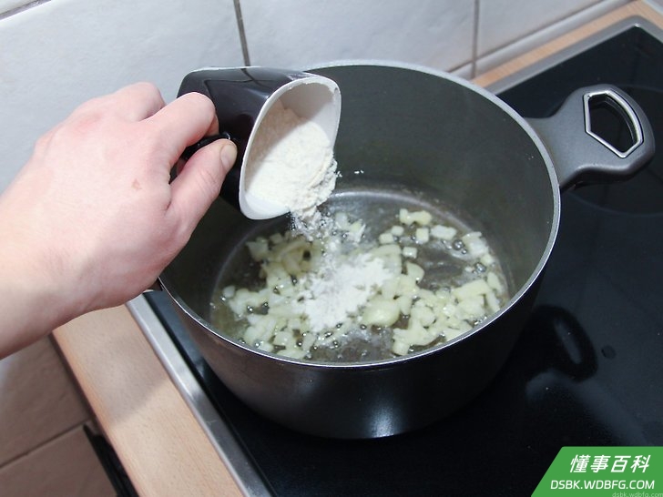 Step 7 搅拌下加入¼杯面粉。