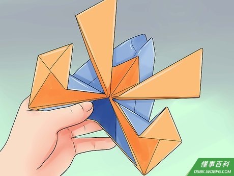 Step 4 用纸做一顶武士帽。