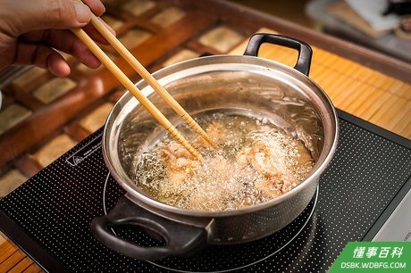 Step 2 炒鸡肉。