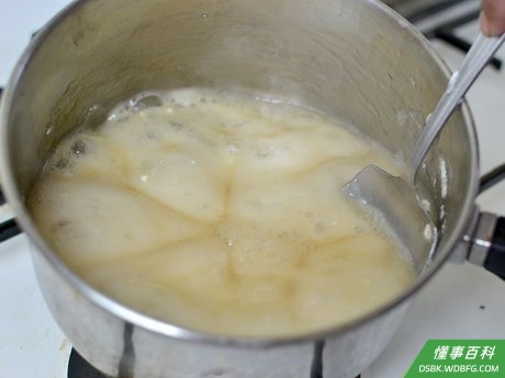 Step 3 持续搅拌，将酱汁煮开，看看其浓稠度。