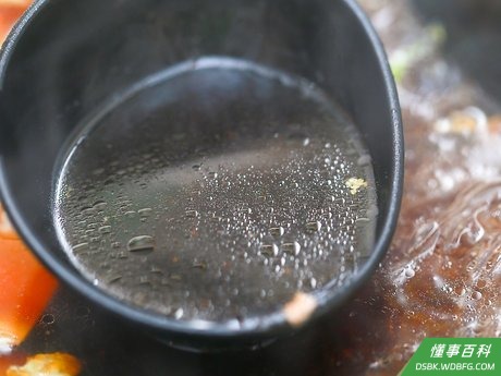 Step 4 如果剩下了汤,留下来第二天煮乌冬面用。
