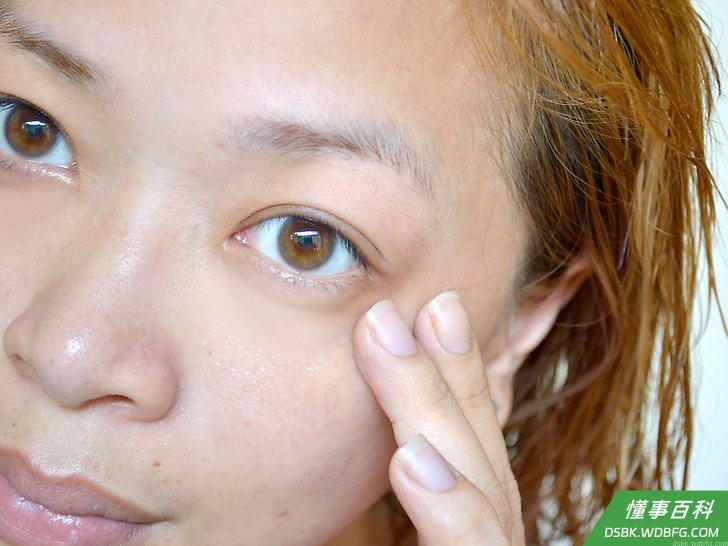 Step 2 在眼周涂抹一点点椰子油。
