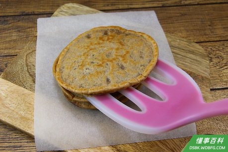 Step 8 将做好的松饼放在大盘子或烤盘里，然后再放在烤箱的散热架上。