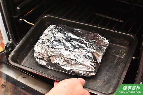 Step 6 将锡纸包裹的鱼肉等材料放入烤箱内。