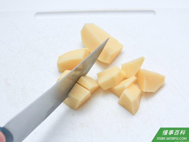 Step 1 把6个中等大小的褐色土豆煮熟。