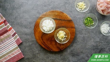 Step 1 将一个洋葱、两瓣蒜切丁。