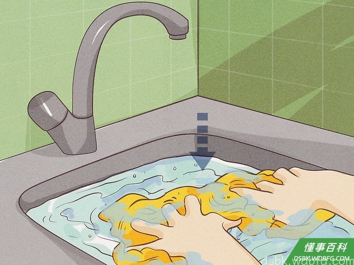 Step 3 把衣服在水里至少浸泡30分钟。