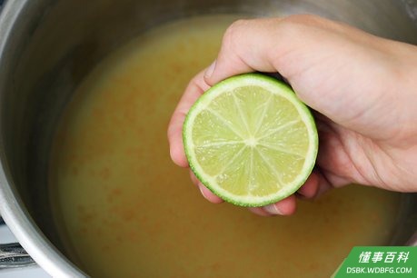 Step 8 用小火加热果汁,再加上柠檬和香料。