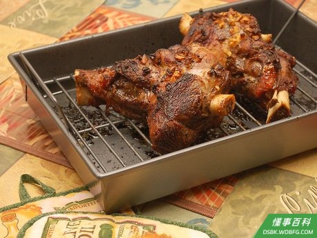 Step 5 从烤箱中取出烤肉。